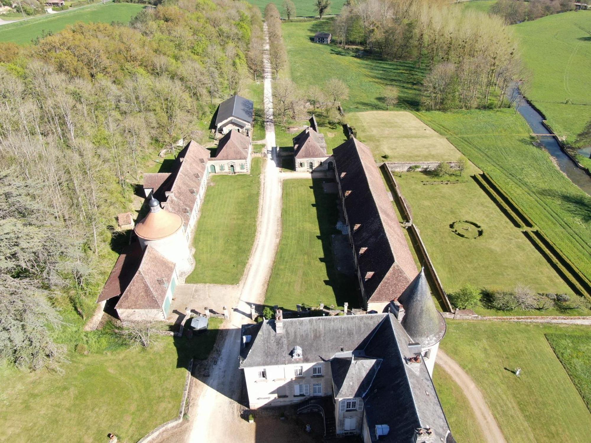Chateau De Beaujeu Sens-Beaujeu Esterno foto